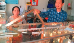 Tên trộm vừa lấy vàng cho vào túi, vừa “bình tĩnh” nghe điện thoại